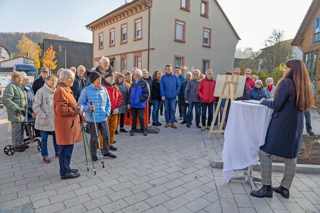 Brgermeisterin Jessica Lang begrte ...ie zum Einweihungsfest gekommen waren.  | Foto: Alexandra Gnzschel