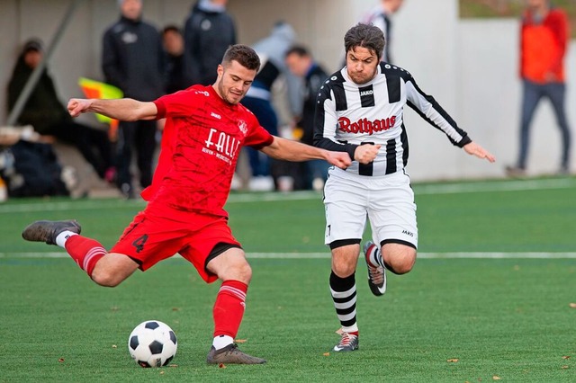 Zwei Torschtzen: Dominik Lffler (l.) gegen Grafenhausens Felix Gatti.  | Foto: Wolfgang Scheu