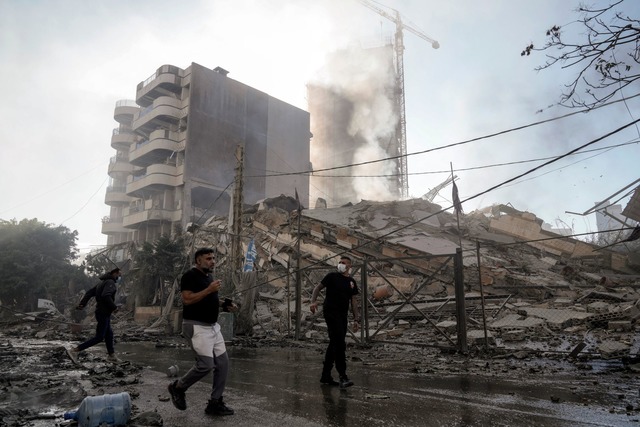 Die israelische Luftwaffe griff Beirut in mehreren Wellen an.  | Foto: Bilal Hussein/AP/dpa