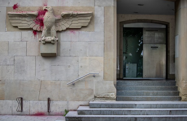 Das Land will den Reichsadler am Finan...ler neu gestalten lassen. (Archivbild)  | Foto: Christoph Schmidt/dpa