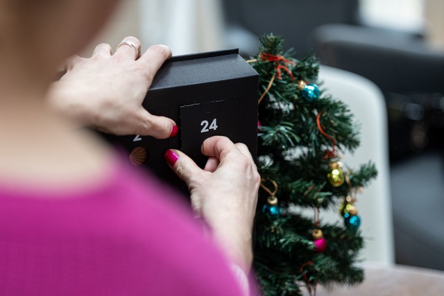 24 Vorweihnachtsgeschenke: Adventskale... Geschenk unterm Baum liegen im Trend.  | Foto: Hannes P. Albert/dpa