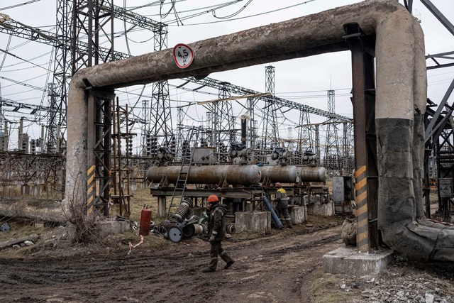 Sch&auml;den durch Raketen sorgen erne...haltungen in der Ukraine. (Archivbild)  | Foto: Evgeniy Maloletka/AP/dpa