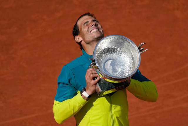 Im Stade Roland Garros hat Rafael Nada...e gr&ouml;&szlig;ten Erfolge gefeiert.  | Foto: Christophe Ena/AP/dpa