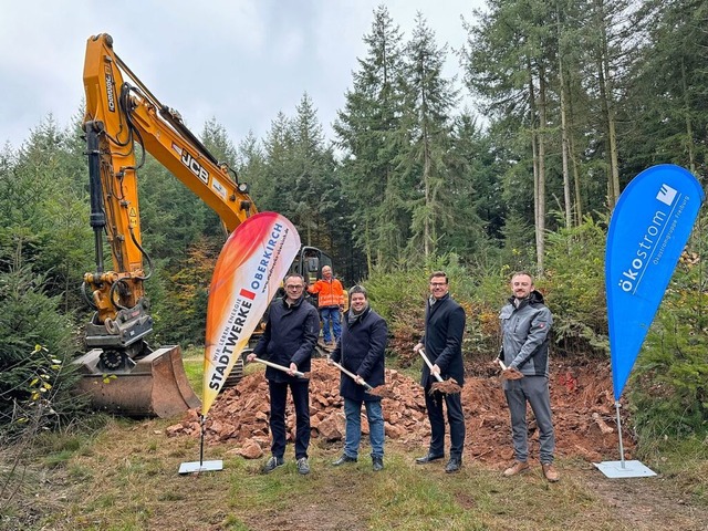 Erik Fssgen (Stadtwerke Oberkirch), D...Co. KG beim Spatenstich am 15. Novembe  | Foto: Stadtwerke Oberkirch