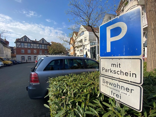 Auf dem Rossplatz bentigen Anwohner m...sprechendem Ausweis keinen Parkschein.  | Foto: Mark Alexander