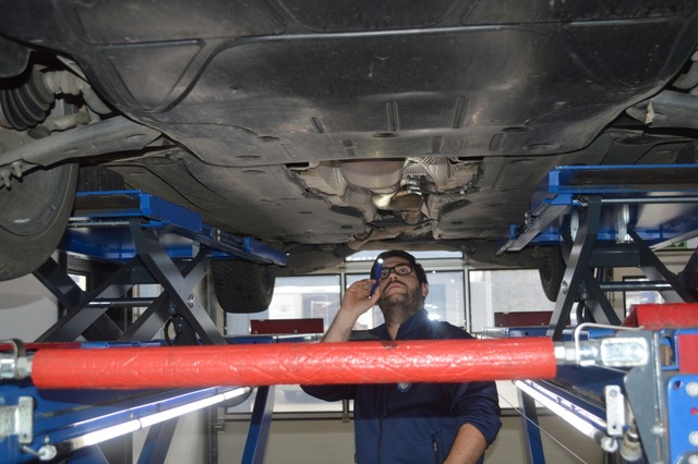 Maschinenbauingenieur Jannis Aselmann ...ein Auto, das auf dem Prfstand steht.  | Foto:  