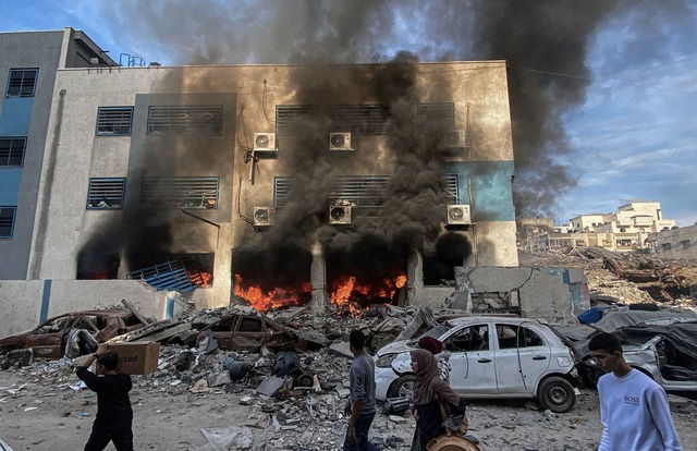 Bei einem israelischen Raketenangriff auf ein Haus in Beit Lahia im n  | Foto: Hadi Daoud/APA Images via ZUMA Press Wire/dpa