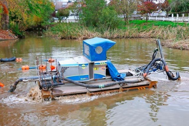 Der Brandweiher in Mrkt wird mit einem Amphibienfahrzeug vom Schlamm befreit