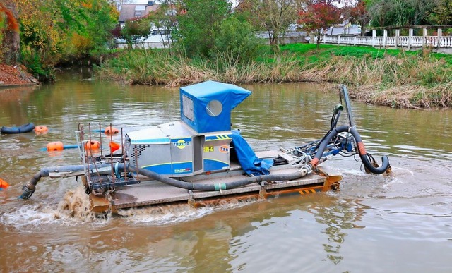 Mit diesem Amphibienfahrzeug wird Mrkts Brandweiher entschlammt.  | Foto: Stadtverwaltung Weil am Rhein / Baumgartner