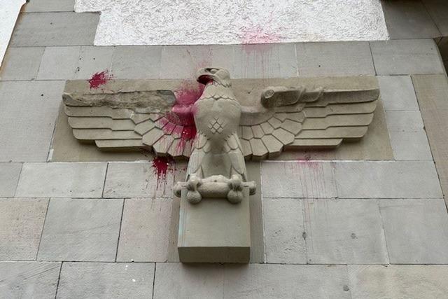 Reichsadler am Finanzamt Ulm beschädigt - wohl Abplatzungen