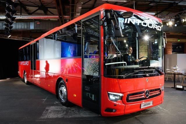 Daimler Truck elektrifiziert Überlandbus