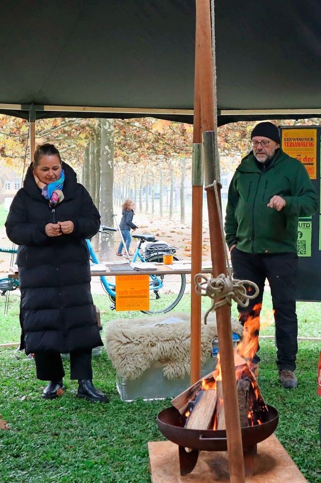 Bei Lagerfeuer und Tee moderierten die...hlich ihre Versuche in Basisdemokratie  | Foto: Juliana Eiland-Jung