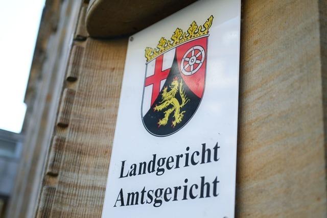 18-Jähriger wegen Mordes an Vater vor Gericht