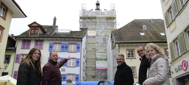 Das Dach ist abgedeckt: Bauleiter Bern...en um zwei bis drei Wochen verzgern.   | Foto: Vlk, Melanie