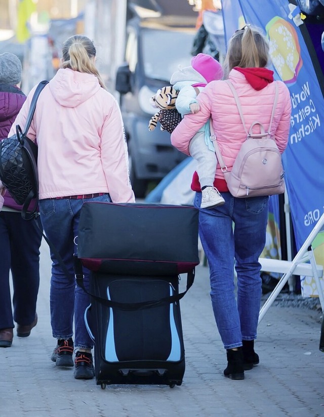 Vor allem Frauen und Kinder flchten aus der Ukraine.  | Foto: Christoph Soeder (dpa)