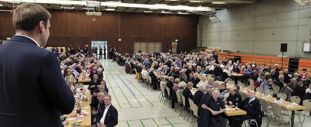 Yannick Bury (links) bei seiner Anspra...nachmittag des Kreisfeuerwehrverbands.  | Foto: Werner Schnabl