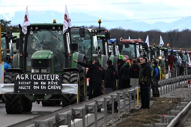 Abgesehen von der Blockade entlang der...ufolge keine besonderen Vorf&auml;lle.  | Foto: Patrick Hertzog/AFP/dpa