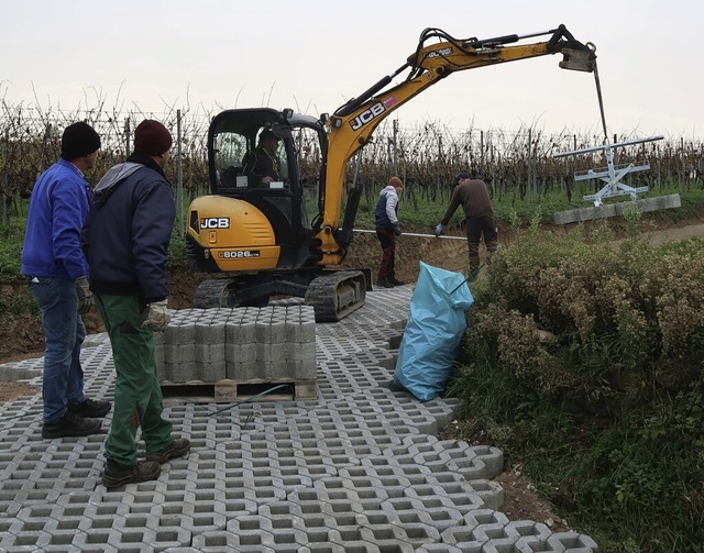 Die Wegebaugruppe des Ihringer Gemeind...en  einen Weg im Gewann Langacker aus.  | Foto: Christine Weirich