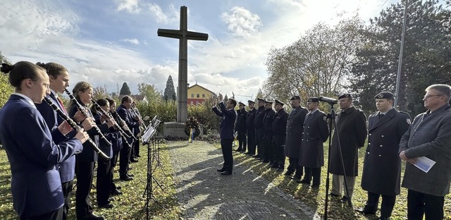 Die Bad Krozinger Gemeindekapelle begl...nkstunde vor dem Friedhof musikalisch.  | Foto: Stadt Bad Krozingen