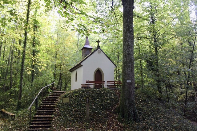 Auf einem kleinen Hgel im Wald bei Pf...  steht die Waldkapelle St. Servatius.  | Foto: Sara-Lena Mllenkamp