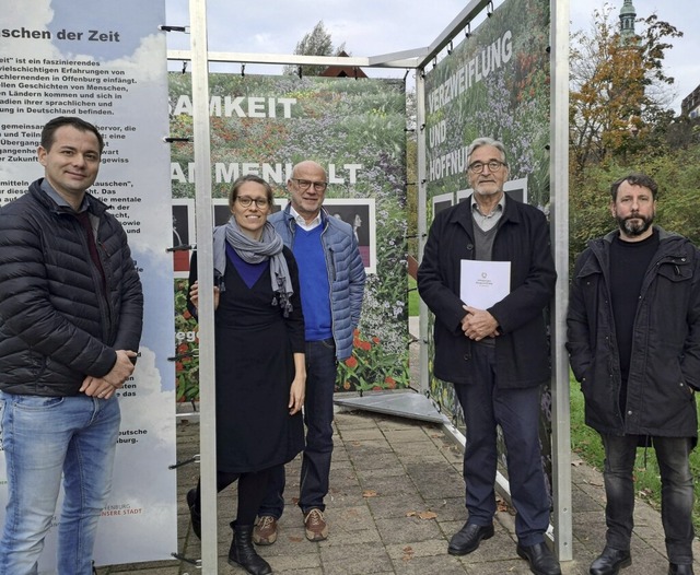 Der neubespannte Kulturwrfel der Stad...hard Schneider und Christian Kessler.   | Foto: Barbara Puppe