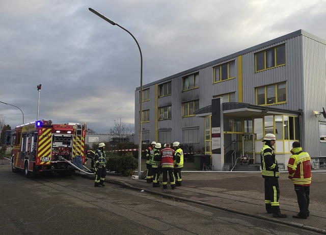 Im Kellergeschoss dieses Hauses in der...den die Feuerwehrleute einen Leichnam.  | Foto: Ralf Burgmaier