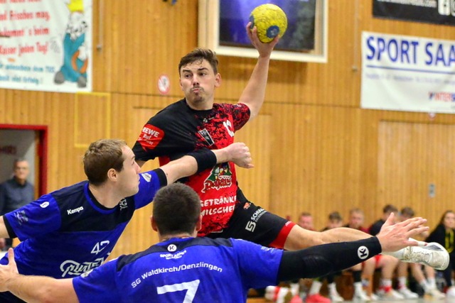 Josua Maurer sucht fr den TuS Oberhausen eine Lcke im Waldkircher Innenblock.  | Foto: Daniel Thoma