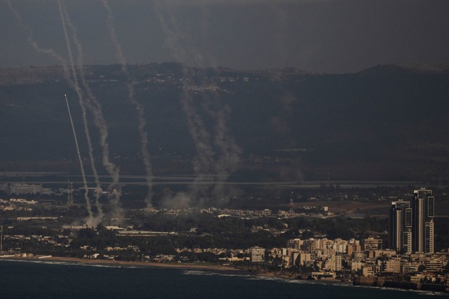 Bei dem Einschlag einer Rakete aus der...dt Haifa wurde eine Frau get&ouml;tet.  | Foto: Leo Correa/AP