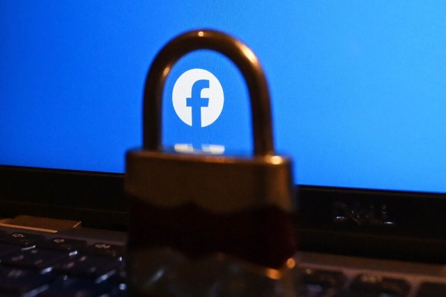 Facebook muss nach einem Datenlack den Betroffenen Schadensersatz zahlen.  | Foto: Anna Ross (dpa)