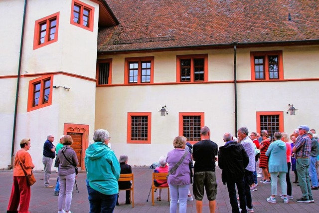 Eine Gruppe hat das frhere Franziskanerkloster  besichtigt.  | Foto: Sabine Model