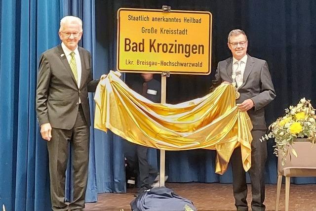 Groe Kreisstadt: Ministerprsident Kretschmann verleiht Urkunde an Bad Krozingen