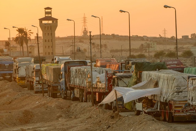 Der Transport von Hilfsg&uuml;tern zu ...uuml;nderer und andere Kriminelle vor.  | Foto: Amr Nabil/AP/dpa