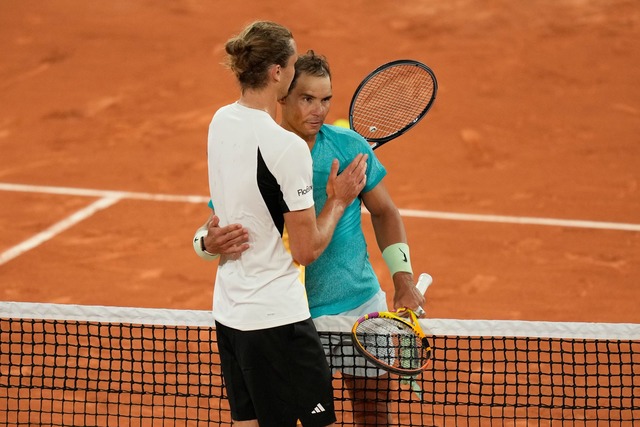 Alexander Zverev (l) besiegte Sandplat... letztem Auftritt bei den French Open.  | Foto: Thibault Camus/AP/dpa