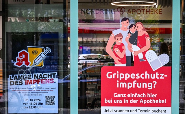 Eine Grippeschutzimpfung bekommt man z...spiel in Apotheken oder beim Hausarzt.  | Foto: Jens Kalaene/dpa