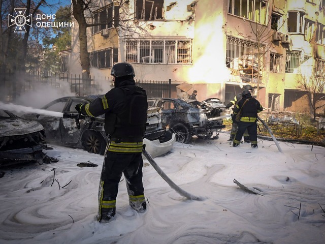 Feuerwehrleute l&ouml;schen den Brand ...er Hafenstadt. (Archivbild vom 18.11.)  | Foto: Uncredited/Ukrainian Emergency Service/AP/dpa