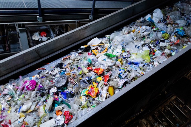 Selbst wenn Plastik gesammelt wird: Es...haben, diverse Kunststoffe zu recyceln  | Foto: Rolf Vennenbernd/dpa