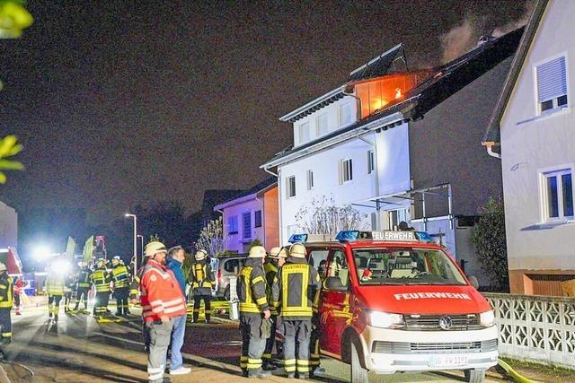 Zwei Personen bei Dachgeschossbrand in Hesselhurst verletzt