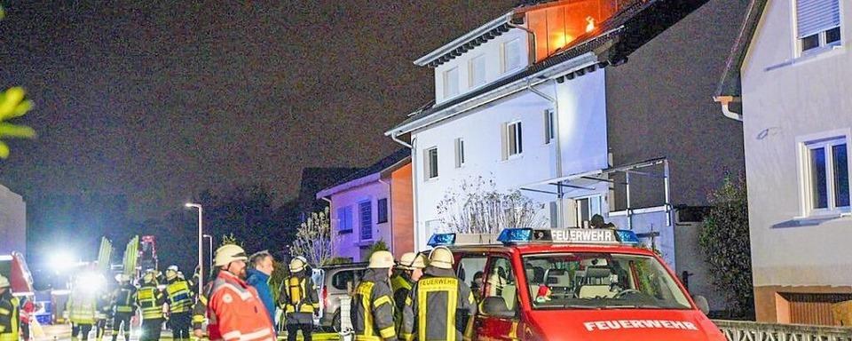 Zwei Personen bei Dachgeschossbrand in Hesselhurst verletzt