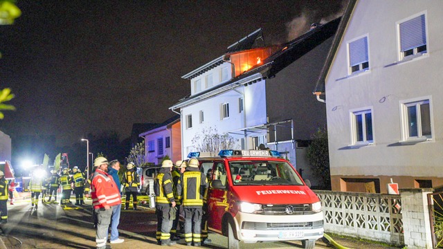 Flammen schlagen aus dem Dach des Hauses in der Waldhofstrae.  | Foto: Einsatz-Report24