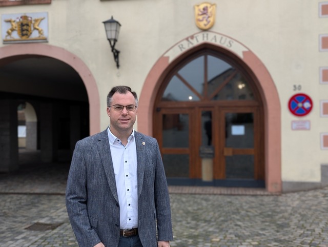 Ulrich Krieger vor dem Laufenburger Rathaus   | Foto: Julia Becker