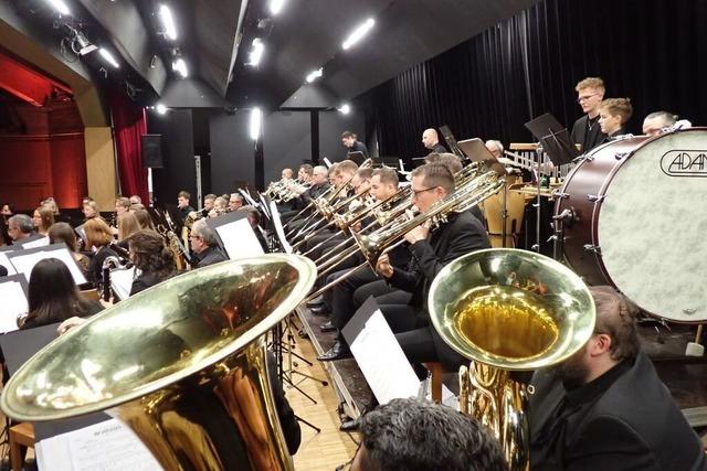 Stadtmusik Elzach begeistert mit Herbstkonzert zu Udo Jrgens und das Publikum singt mit