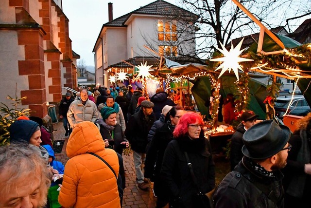 Gemtliche Stimmung beim Adventszauber...um die Pfarrkirche St. Georg in Wyhlen  | Foto: Heinz und Monika Vollmar