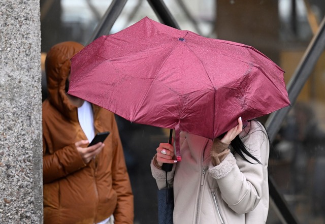 Der Regenschirm k&ouml;nnte auch in de...menden Tagen ein guter Begleiter sein.  | Foto: Roberto Pfeil/dpa