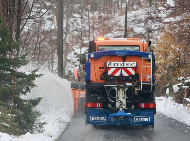 Im Harz r&uuml;ckte bereits der Winterdienst aus.  | Foto: Matthias Bein/dpa