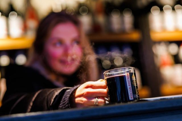 Glhwein wird auf dem Freiburger Weihnachtsmarkt teurer