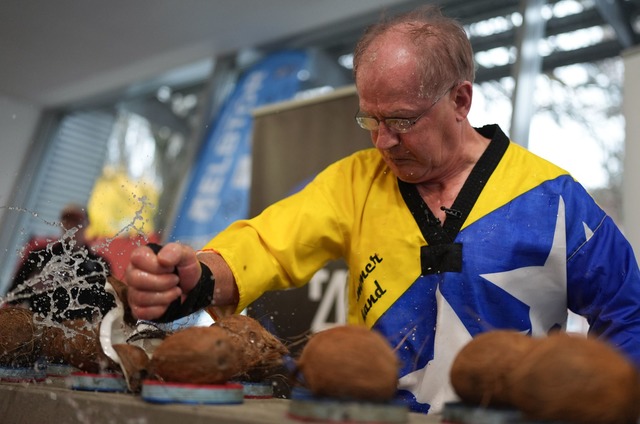 Muhamed schaffte es, 76 Kokosn&uuml;ss... Sekunden mit der Hand zu zerschlagen.  | Foto: Marcus Brandt/dpa