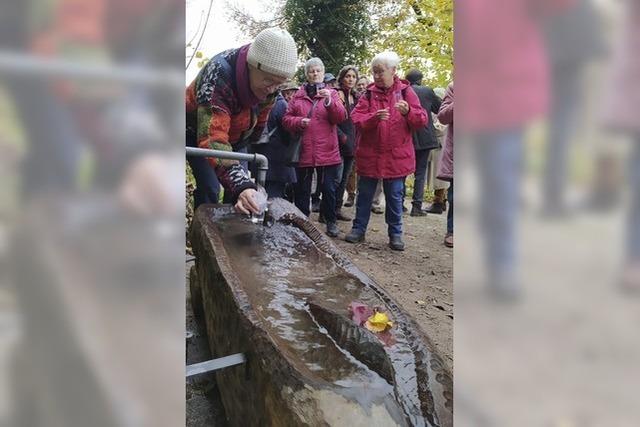 Der neue Holzbrunnen hat noch keinen Namen