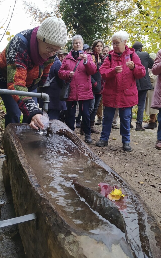 Die Brger fllten sich nach der Einweihung Wasser in ihr kleines Glas.  | Foto: Christoph Schennen