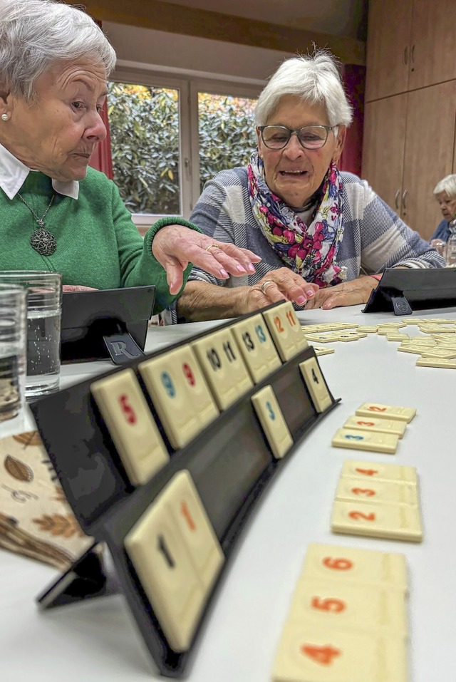 Bei Rotkreuz-Cafs und Spielenachmitta...oren eine unbeschwerte Zeit genieen.   | Foto: Nadine Zenhusern