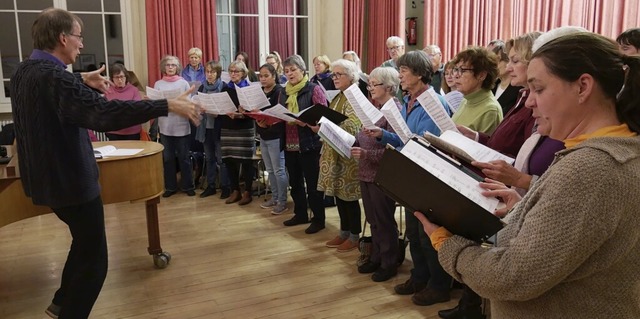 Der Kammerchor bereitet sich unter Lei... dem Gastsnger sehr willkommen sind.   | Foto: Michael Gottstein